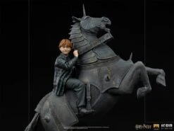 Statuette Deluxe Art Scale 1/10 Ron Weasley At The Wizard Chess -Harry Potter figurine ron weasley wizard chess deluxe art iron studios 06