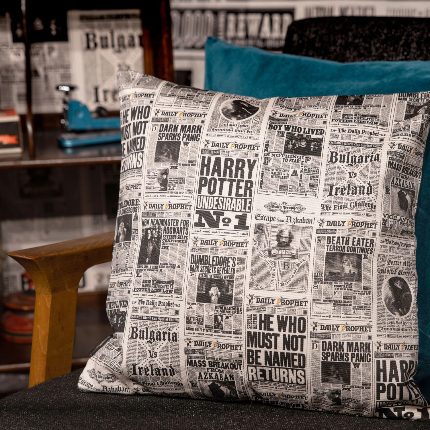 Housse De Coussin 100% Coton Gazette Du Sorcier - MinaLima 3 Housse De Coussin 100% Coton Gazette Du Sorcier - MinaLima