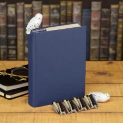 Marque-page Hedwige Sur Pile De Livres 10 Marque-page Hedwige Sur Pile De Livres -Harry Potter marque page hedwig livres 03