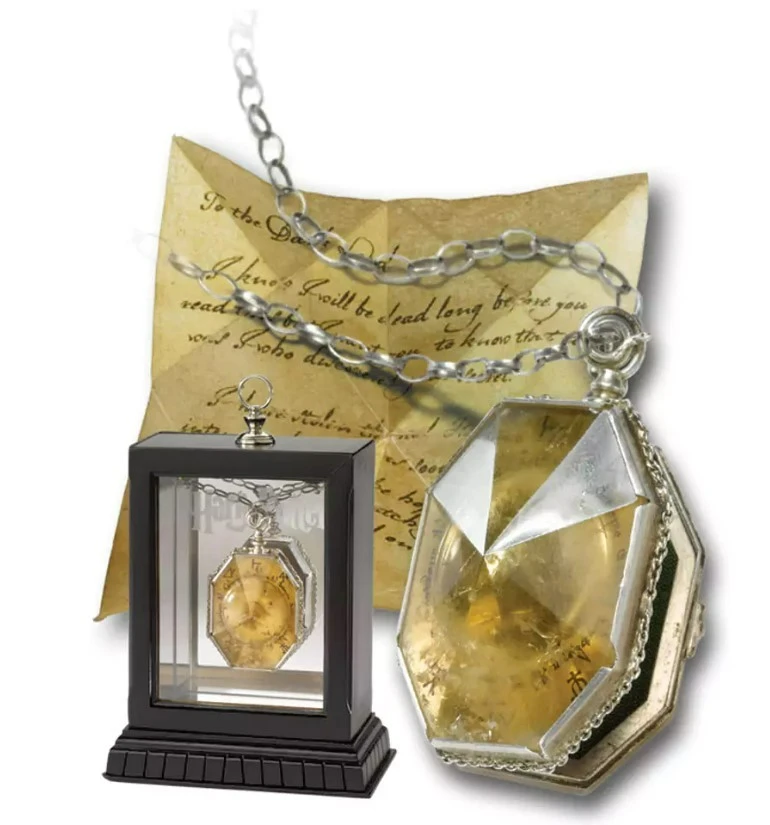 Noble Collection Médaillon Salazar Serpentard (réplique De Regulus Black) 3 Noble Collection Médaillon Salazar Serpentard (réplique De Regulus Black)